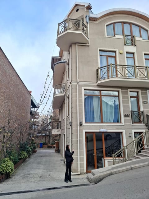 Property building, Day, Neighbourhood, Street view, group of guests