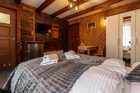 Bed, TV and multimedia, Photo of the whole room, Bedroom, wardrobe