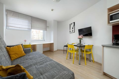 TV and multimedia, Kitchen or kitchenette, Living room, Seating area, Evening entertainment