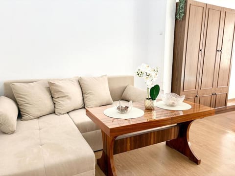 TV and multimedia, Living room, Seating area, internet, wardrobe