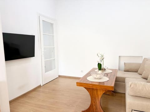 TV and multimedia, Living room, Seating area, internet