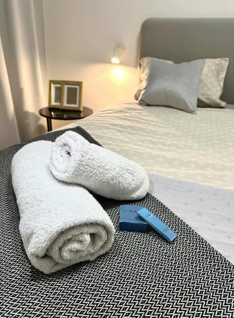 Bed, Photo of the whole room, Bedroom, towels