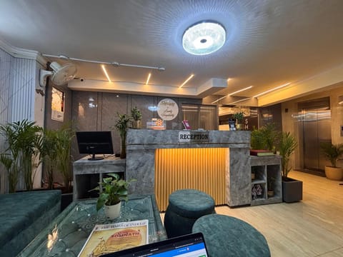 Restaurant/places to eat, People, Lobby or reception, Dinner, Dinner, group of guests, internet, internet