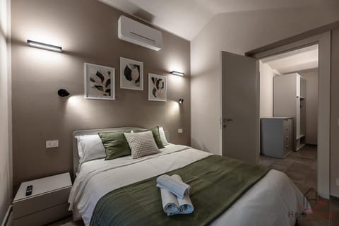 Bed, Bedroom, towels, air conditioner