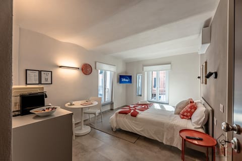 Bed, TV and multimedia, Bedroom