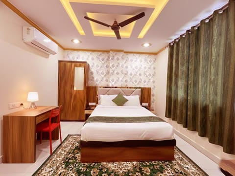 Bed, Photo of the whole room, Bedroom, fireplace, wardrobe, air conditioner
