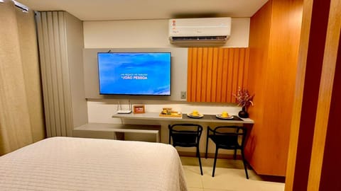 Bed, TV and multimedia, Living room, Photo of the whole room, Bedroom, air conditioner