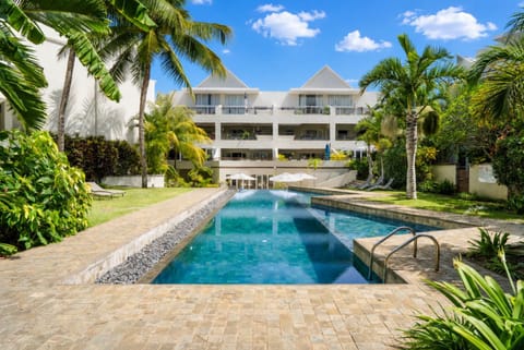 Property building, Garden, Garden view, Pool view, Swimming pool, sunbed