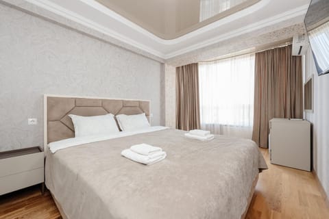 Bed, TV and multimedia, Bedroom, towels, air conditioner