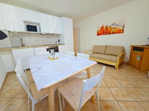 Kitchen or kitchenette, Living room, Dining area, oven, stove