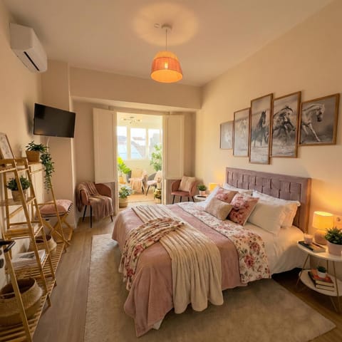 Bed, TV and multimedia, Photo of the whole room, Bedroom, air conditioner