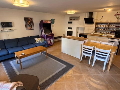 Communal lounge/ TV room, Game Room, TV and multimedia, Coffee/tea facilities, Kitchen or kitchenette, Living room, Seating area, Dining area, Evening entertainment, Area and facilities, Family, dishwasher, fireplace, internet, microwave, minibar, oven, pet friendly, stove, toaster, kitchen