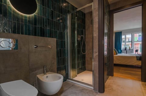 Toilet, bidet, towels