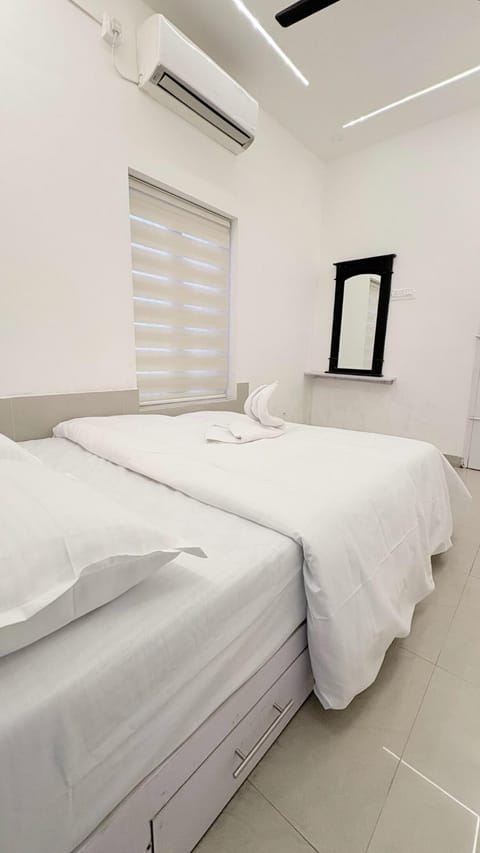 Bed, Photo of the whole room, air conditioner