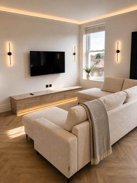 Communal lounge/ TV room, TV and multimedia, Living room, Seating area, Evening entertainment