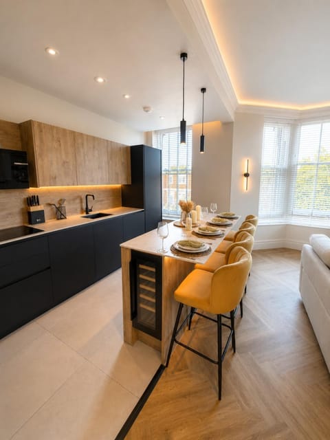 Kitchen or kitchenette, Living room, Seating area, Dining area, stove