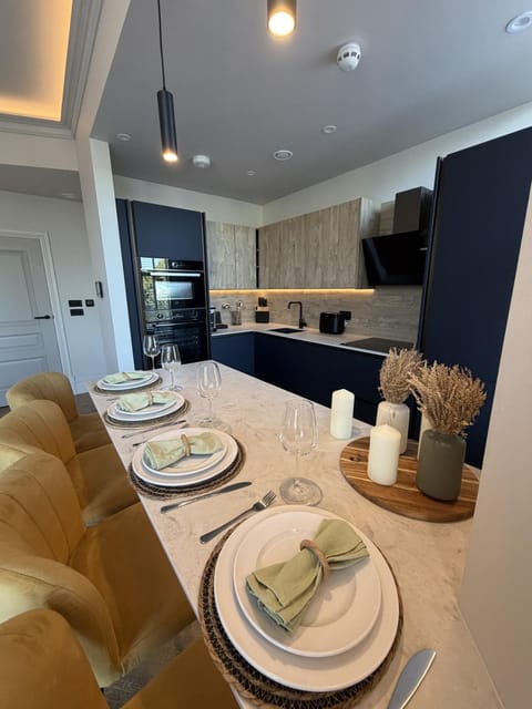 TV and multimedia, Kitchen or kitchenette, Living room, Food and drinks, Seating area, Dining area, Food, stove