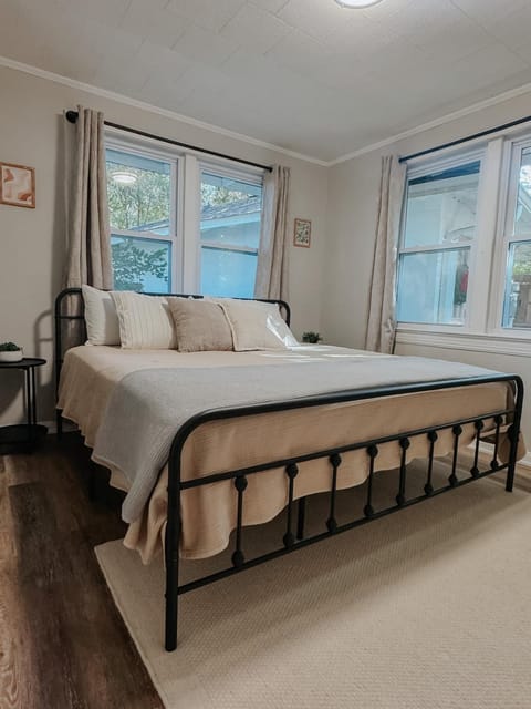 Homey Apartment near Downtown and NAS Apartment in Bellview