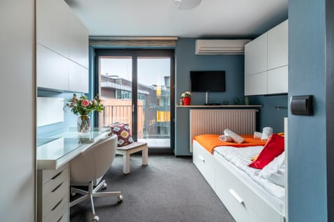 Bed, TV and multimedia, Photo of the whole room, Seating area, Bedroom, towels, air conditioner