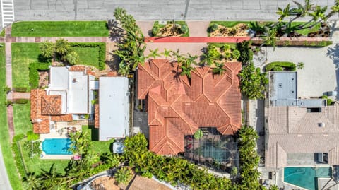 Tranquility - 4000 Sq ft of Luxury - Private Pool/Spa, Walk Everywhere, Pet Friendly House in Saint Armands Key