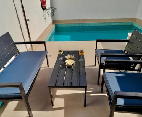 Seating area, Dining area, Swimming pool