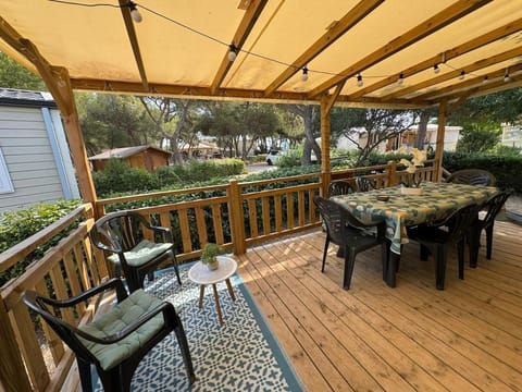 Property building, Patio, Balcony/Terrace, Dining area