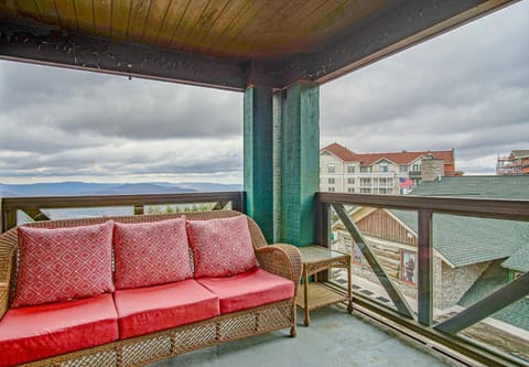 Property building, Day, Balcony/Terrace, Seating area