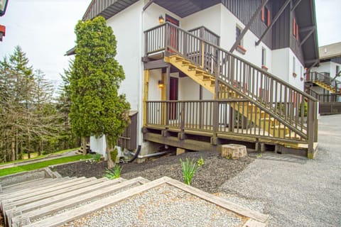 Property building, Facade/entrance, Day