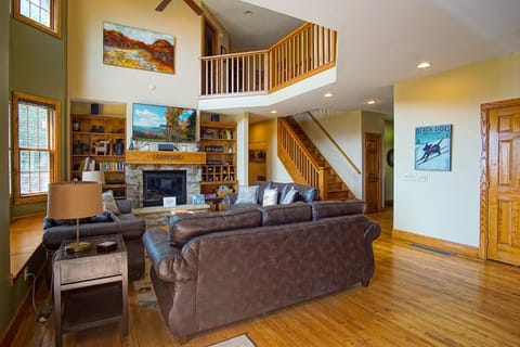 TV and multimedia, Living room, Seating area, Dining area, fireplace