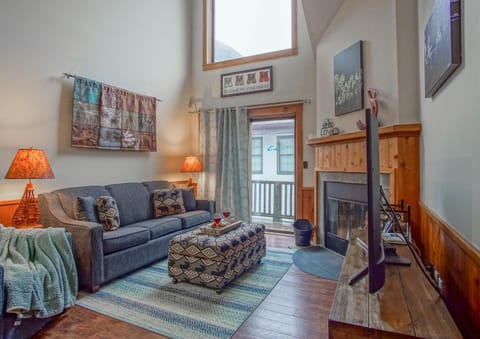 TV and multimedia, Living room, Seating area, fireplace