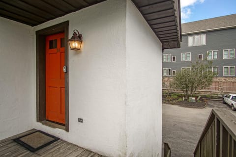 Property building, Facade/entrance, Day