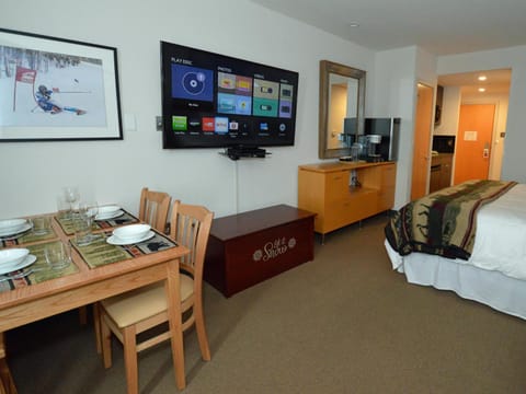 TV and multimedia, Living room, Seating area, Dining area