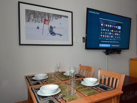 TV and multimedia, Seating area, Dining area