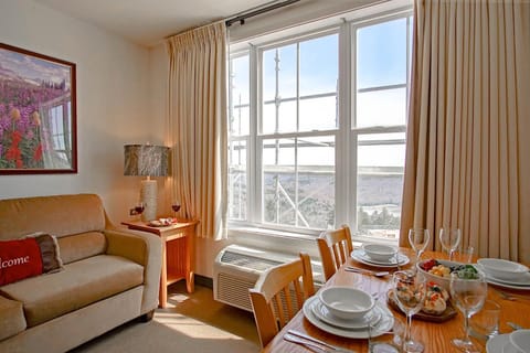 Living room, Food and drinks, Seating area, Dining area