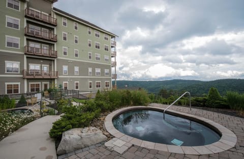 Property building, Day, Hot Tub, Hot Tub, Mountain view, Swimming pool, Swimming pool