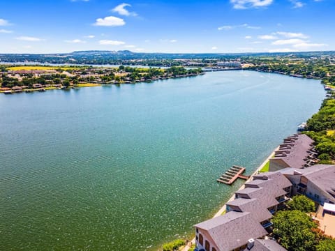 Highland Hideaway- Steps from Historic Square House in Granbury