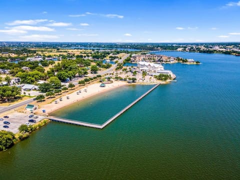 Highland Hideaway- Steps from Historic Square House in Granbury