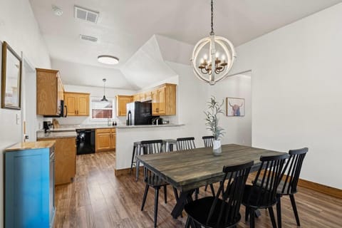 Highland Hideaway- Steps from Historic Square House in Granbury