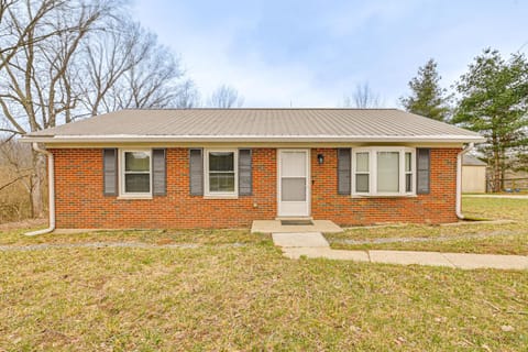 Fire Pit and Yard Peaceful Bluegrass Escape! House in Lexington
