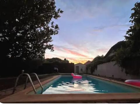 Entre Provence-Camargue, belle maison avec piscine House in Tarascon