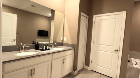 4573TB-New Listing- 10bed/5 bath-Private Pool Villa in Kissimmee