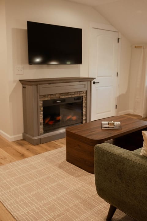 TV and multimedia, Living room, Seating area, Evening entertainment