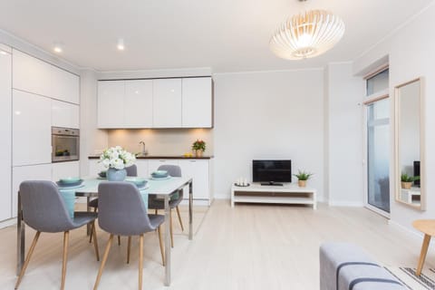 TV and multimedia, Kitchen or kitchenette, Living room, Seating area, Dining area