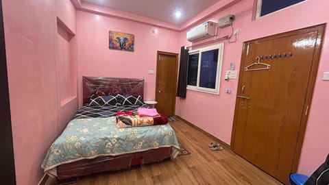 Bed, Photo of the whole room, towels, air conditioner