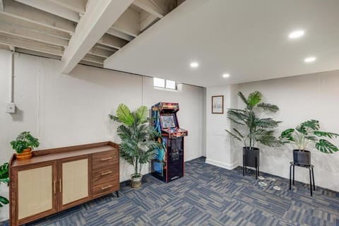 Arcade! Brand New MCM 4BR, Ping Pong, 4 Queens House in Clawson