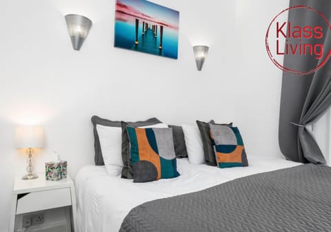 Bed, Decorative detail, Bedroom, Guests, group of guests, cot, Family