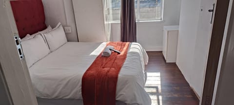 MAREE LODGe GUEST HOUSE BELLEVILLE Bed and Breakfast in Cape Town