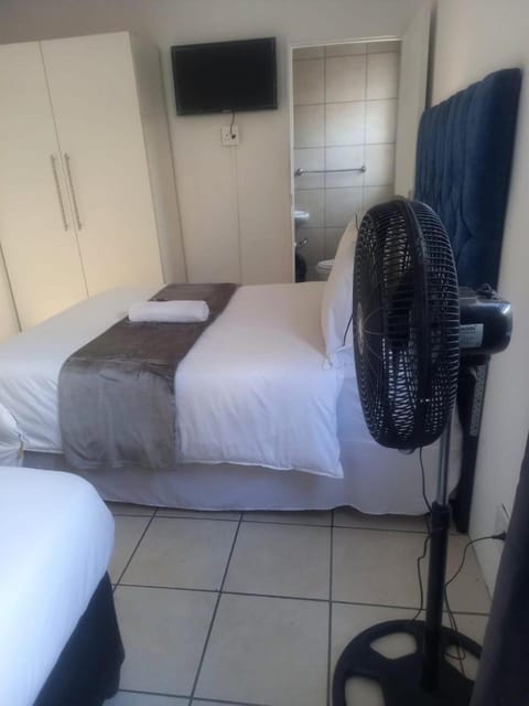 MAREE LODGe GUEST HOUSE BELLEVILLE Bed and Breakfast in Cape Town