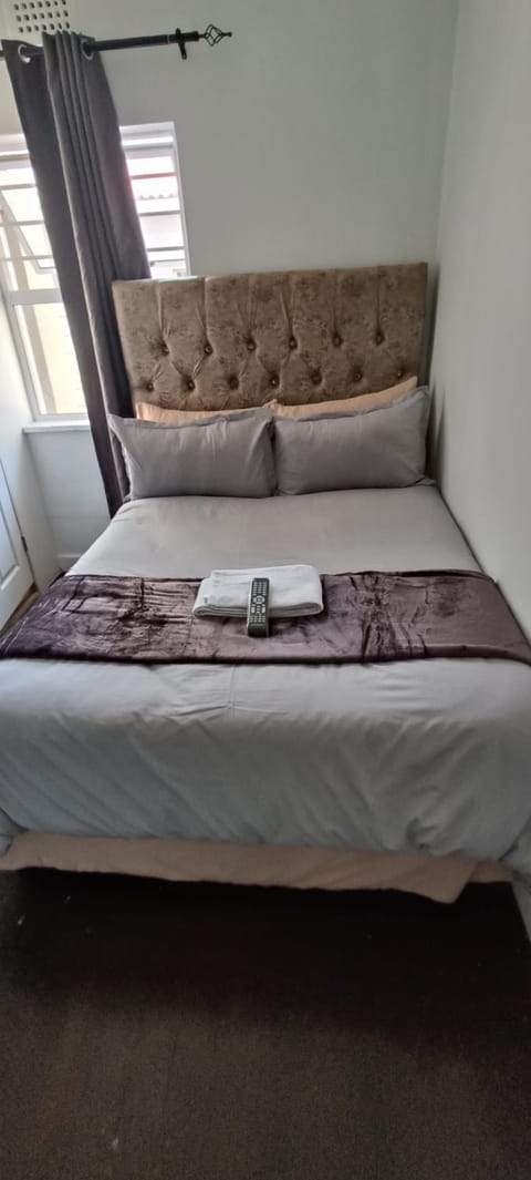 MAREE LODGe GUEST HOUSE BELLEVILLE Bed and Breakfast in Cape Town