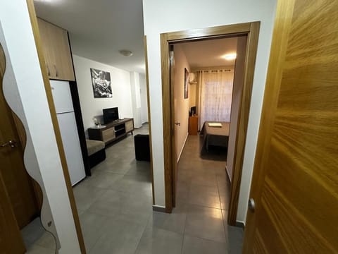 Bed, TV and multimedia, Living room, Photo of the whole room, Seating area, Bedroom